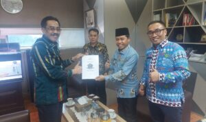 Bupati Lebong Kopli Ansori didampingi Kasatpol PP Lebong Andrian Aristiawan SH Bersama Direktur Managemen Penanggulangan Bencana dan Kebakaran Direktorat Jendral Bina Administrasi Kewilayahan (BAK) Kementerian Dalam Negeri Republik Indonesia Drs Edy Suharmanto M.Si.