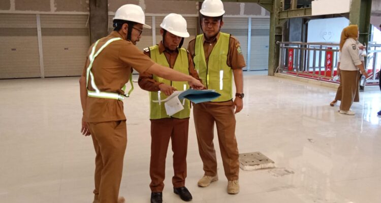 Bupati Lebong Kopli Ansori Tengah, Kiri Kabid Cipta Karya Mast Irwan,Kanan Kepala Dinas PUPR-Hub Lebong Joni Prawinata SE.MM.