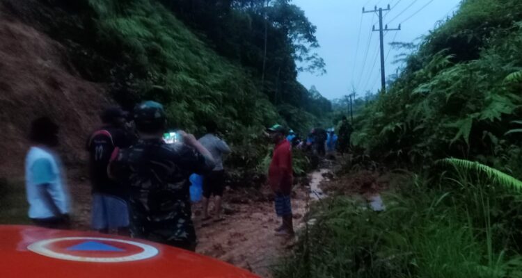 Tim BPBD bersama PUPR-Hub Serta TNI/POLRI dari kabupaten Lebong atasi atasi Longsor ditiga titik dalam wilayah kabupaten Bengkulu Utara