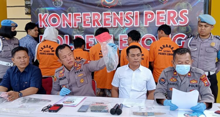 AKBP Awilzan S.Ik Kapolres Lebong Menunjukan barang bukti sa'at Konferensi Pers