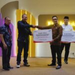 Saprul SE Kadis KOminfo - SP Lebong sa'at menerima bantuan sarana Digital dari PT Telkom Indoesia Tbk