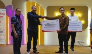 Saprul SE Kadis KOminfo - SP Lebong sa'at menerima bantuan sarana Digital dari PT Telkom Indoesia Tbk