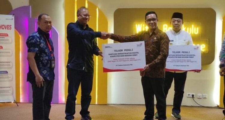 Saprul SE Kadis KOminfo - SP Lebong sa'at menerima bantuan sarana Digital dari PT Telkom Indoesia Tbk