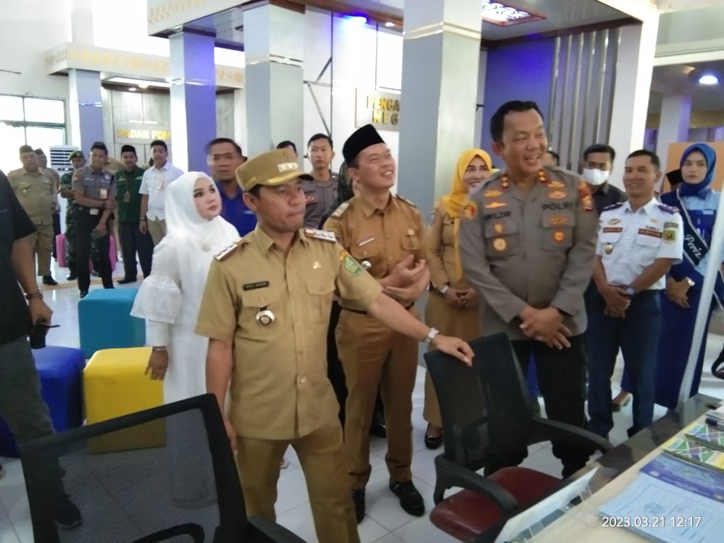 Bupati Lebong Kopli Ansori bersama Forkopimda sa'at Meninjau Stand layanan DI MPP Perigo Agung Lebong 