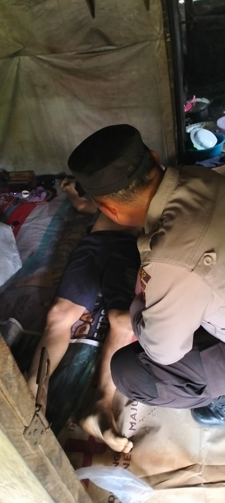 Petugas Polsek Rimbo Pengadang sa'at memeriksa AA 54 tahun di pondok tempat ditemukan
