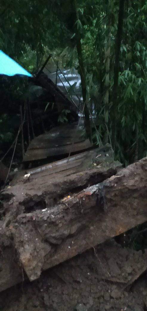 salah satu Jembatan penghubung desa Putus dampak banjir di Lebong