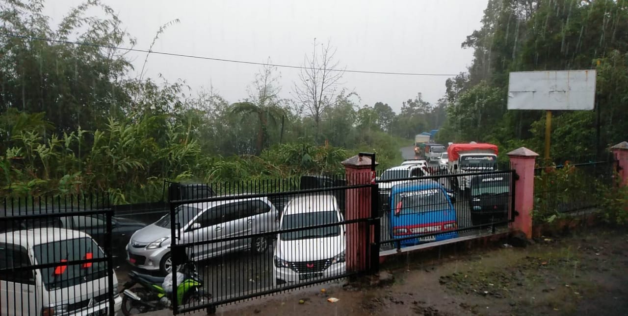 Suasana Jalan Lintas Curup-Lebong Macet Total Akibat Longsor dan Pohon Tumbang Yang menutupi Badan Jalan