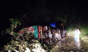 Longsor Lintas Curup-Lebong 1 Truk Terguling