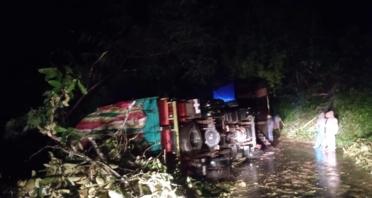 Longsor Lintas Curup-Lebong 1 Truk Terguling