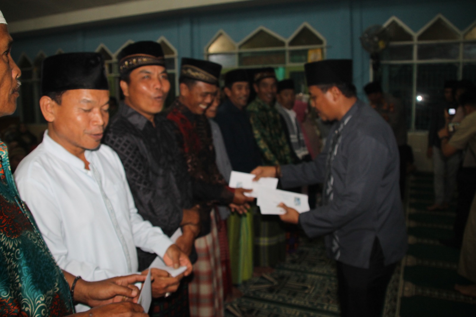 Ketua DPRD Lebong Carles Ronsen sa'at menyerahkan bantuan pada safari Ramadhan 