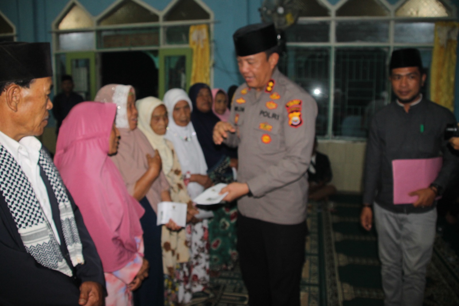 Kapolres Lebong AKBP Awilzan Ikut serta menyerahkan Bantuan