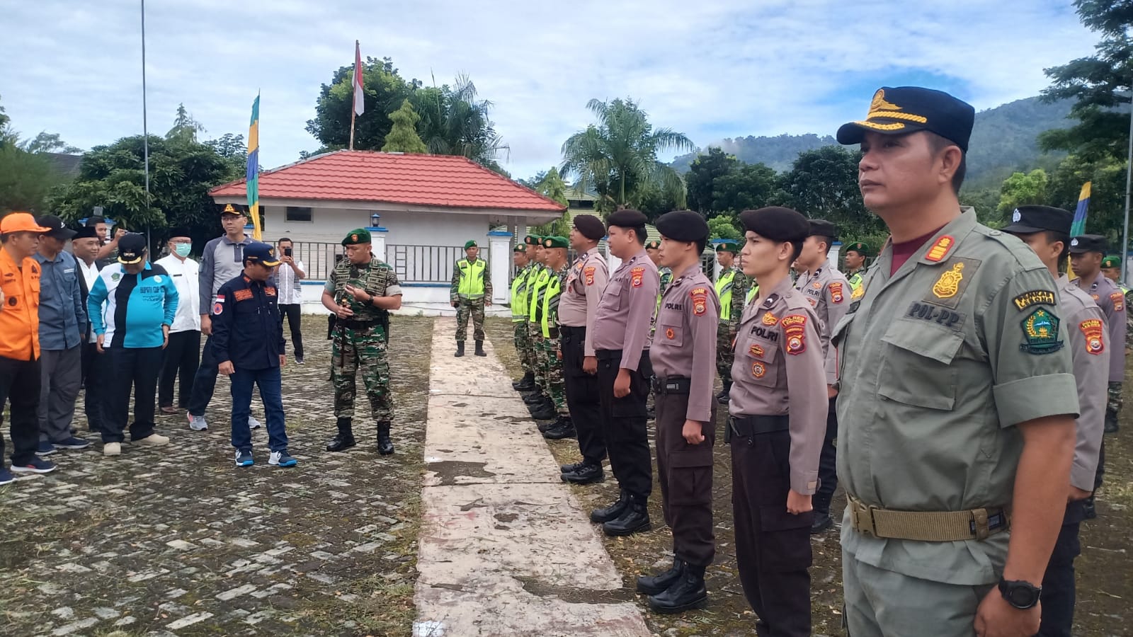Dengan didampingi Unsur Forkopimda Kopli Ansori lakukan pemeriksaan Pasukan dan peralatan Dalam Apel Gelar Pasukan Kesiap Siagaan Bencana 