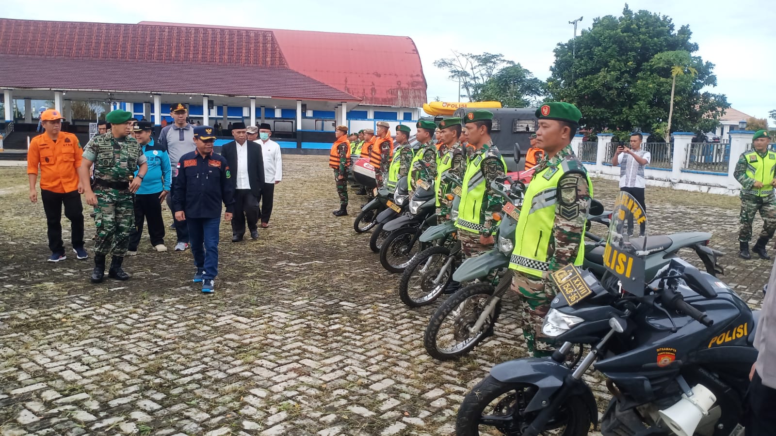 Dengan didampingi Unsur Forkopimda Kopli Ansori lakukan pemeriksaan Pasukan dan peralatan Dalam Apel Gelar Pasukan Kesiap Siagaan Bencana 