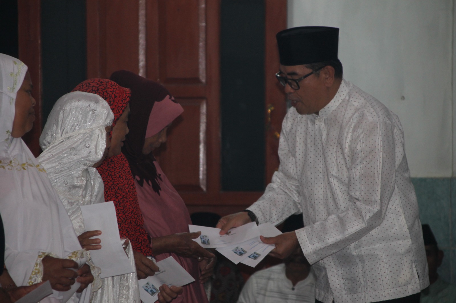 Sekda Lebong Mustarani Abidin serahkan Bantuan Bupati kepada Para Lansia Jama'ah Masjid Nurul Iman desa Kutai Donok Kecamatan Lebong Selatan