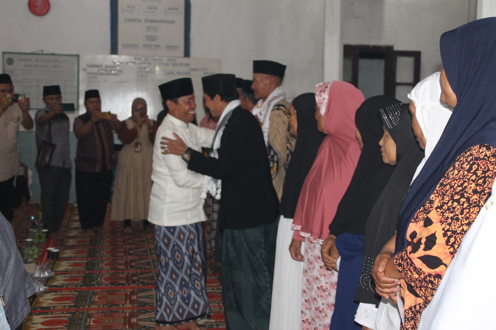 Kopli Ansori Berikan Bantuan kepada Pengurus Masjid Nurul Iman Desa Kutai Donok kecamatan Lebong Selatan