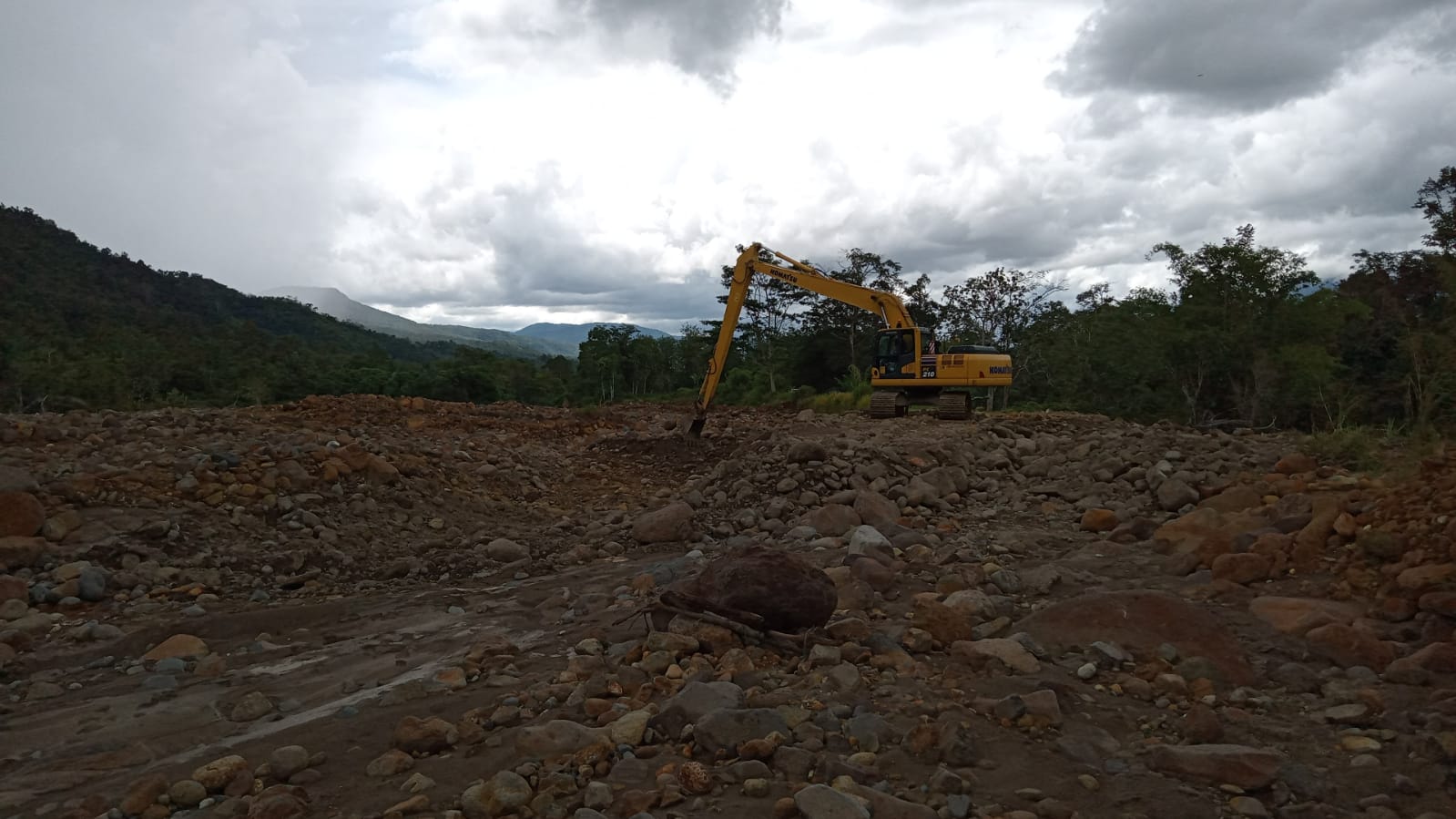 Alat Berat Milik PT PGR Hulu Lais pinjaman Pemkab Lebong Normalisasi Aliran Sungai Kotok  Dampak dari Jebolnya Tanggul Dam Sabo