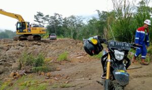 Alat Berat dan pekerja dari PT PGE Hulu Lais Bantu Normalisasi Dam Sabo yang Jebol