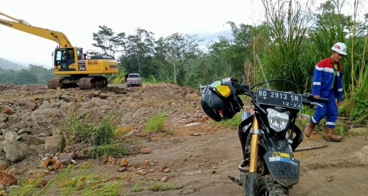 Alat Berat dan pekerja dari PT PGE Hulu Lais Bantu Normalisasi Dam Sabo yang Jebol