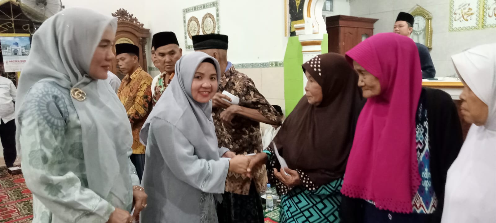 Ketua TP PKK Kabupaten Lebong Elvi Sukaisih Menyerahkan Santunan kepada sejuml;ah Lansia di Masjid Al-Muhajirin Semelako I lebong Tengah