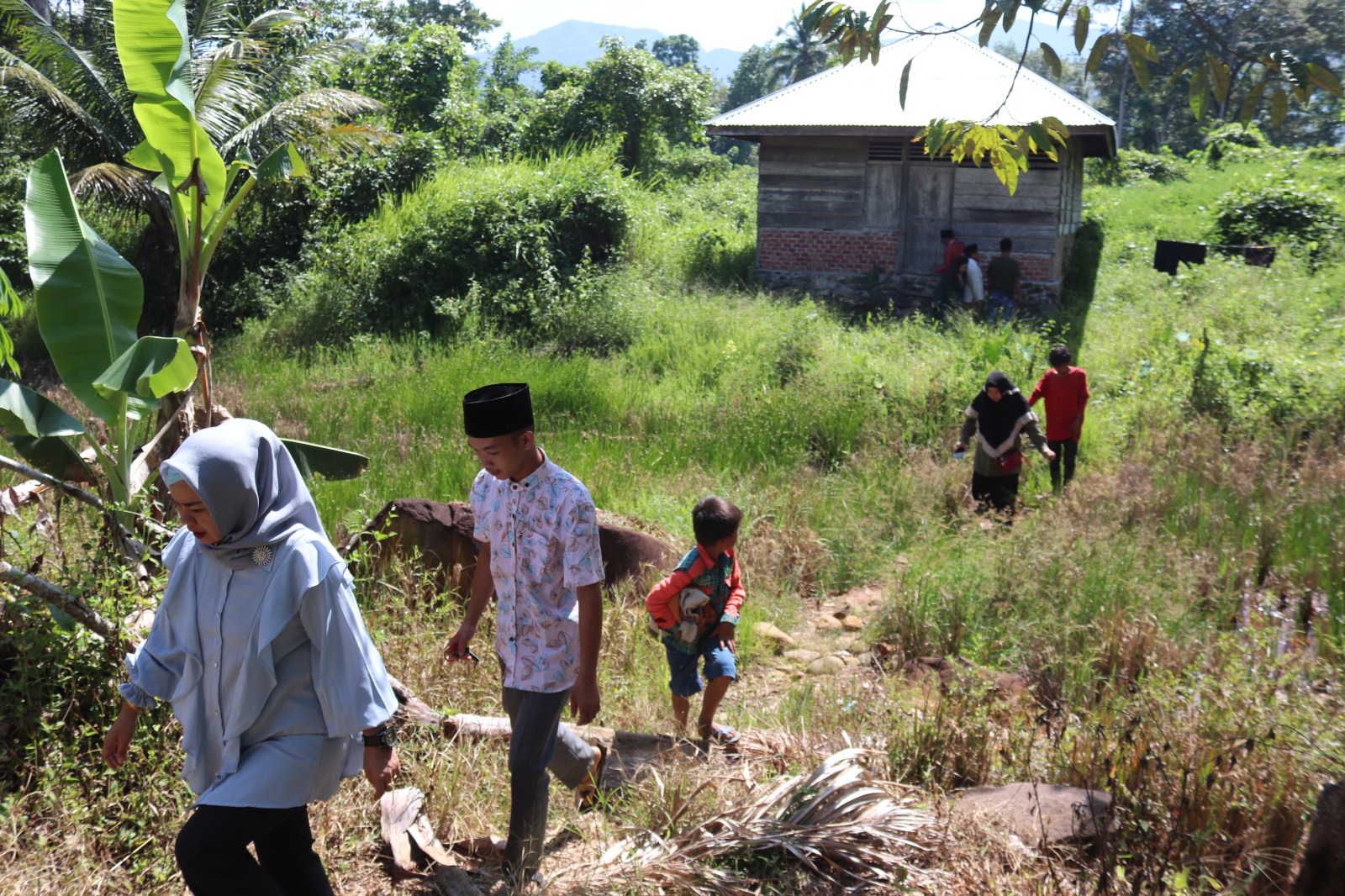 Camat Bingin KUning Meika Rizka bersama Stap PPA DP3P2A&KB Elwis Afrilia sa'at Mengevakuasi DL dan DV dari kediamannya