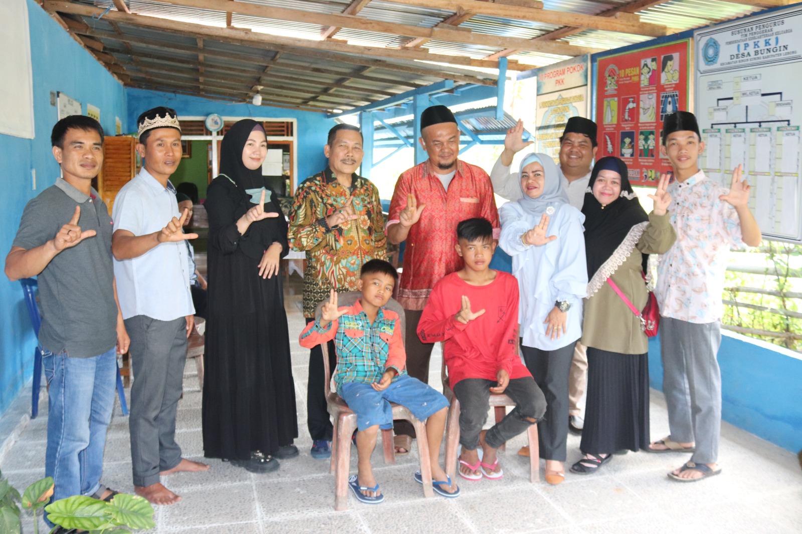 DL dan DV Bersama Camat Bingin Kuning Meika Rizka,Pjs Kades Bungin Sakut dan Stap PPA DP3P2A&KB ELwis Afrilia serta ketua Komisi II DPRD Lebong Rama Chandra Petugas TKSK berikut perangkat desa