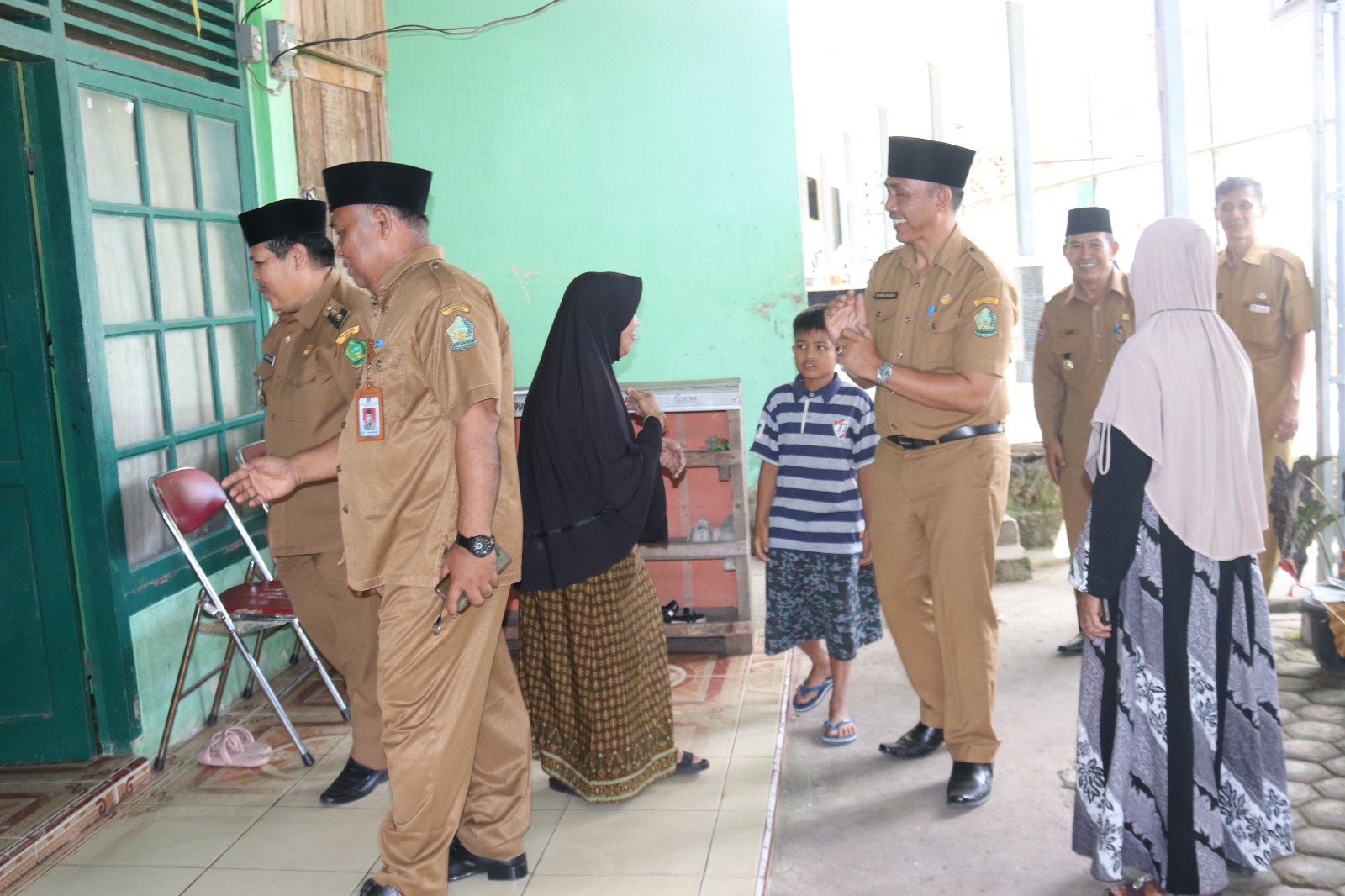 Wakil Bupati Lebong Drs Fahrurrozi M.Pd antar dan titipkan anak asuhnya di Panti Asuhan Al Jihad Muhammadyah Lebong