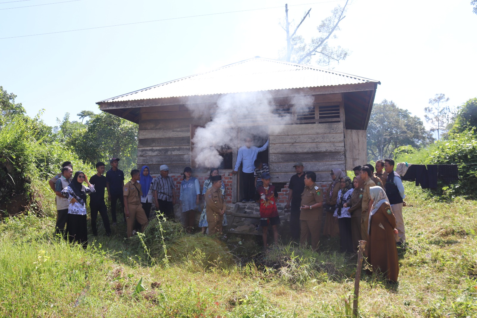 Wakil Bupati Lebong Drs Fahrurrozi M.Pd berdiskusi dengan jajaran pemerintah kabupaten Lebong,Sa'at meninjau kediaman anak terlantar korban perceraian kedua orang tuanya 