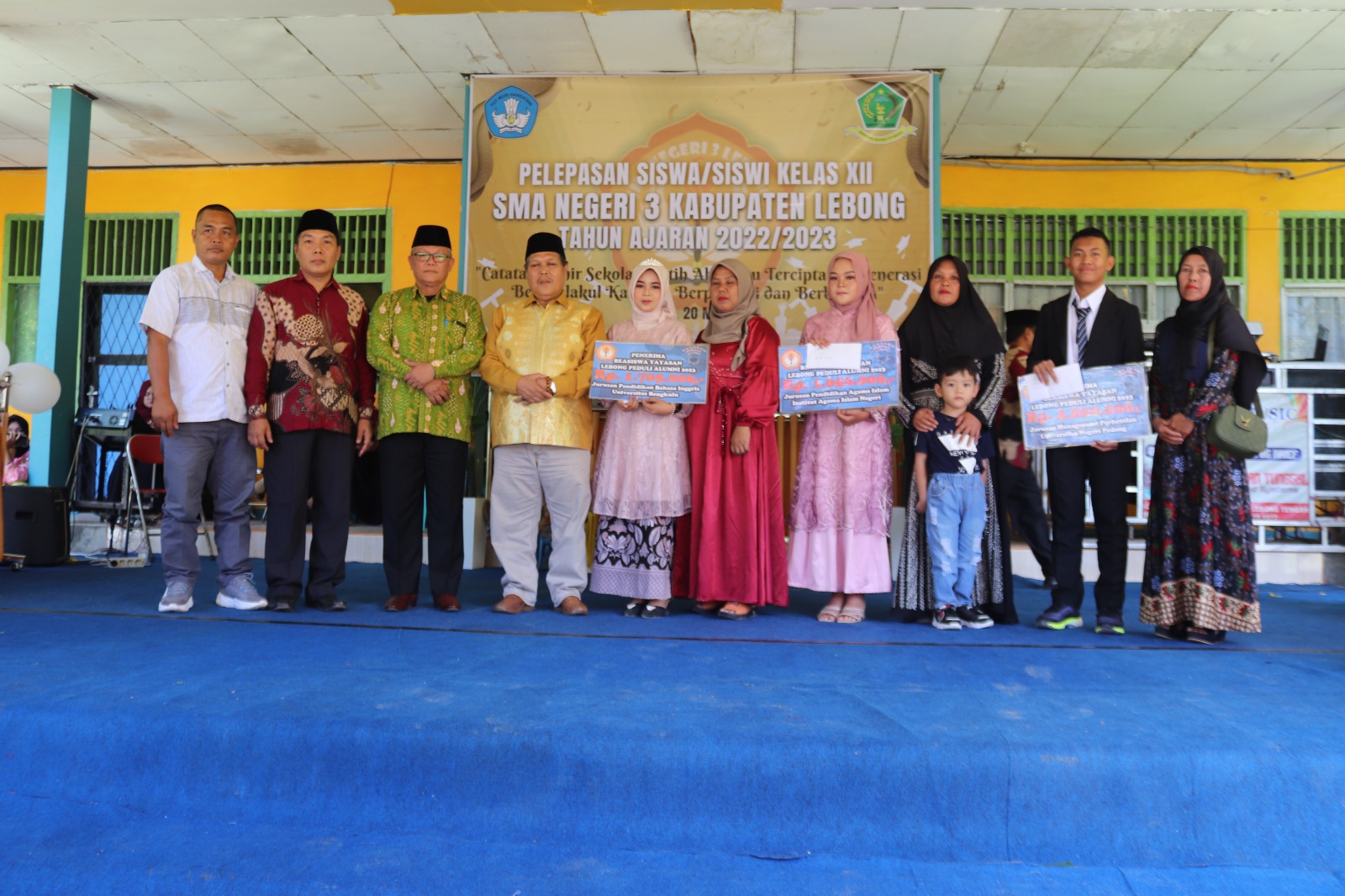 Paling Kiri Ketua Yayasan Peduli Alumni,Andi Candra,Asisten I Setdakab lebong Drs Firdaus,Wakil Bup[ati Lebong Drs Fahrurrozi ,Penerima Beasiswa bersama Orang tua 