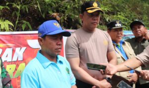 Bupati Lebong Kopli Ansori sa'at diwawancarai para awak Media