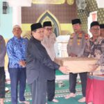 Wakil Bupati Lebong Drs Fahrurrozi M.Pd sa'at menyerahkan bantuan kepada pengurus Masjid Al Kausar desa Muning Agung Lebong
