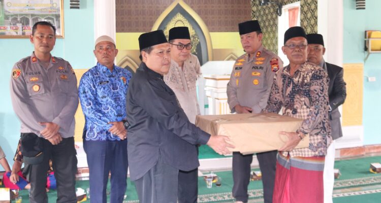 Wakil Bupati Lebong Drs Fahrurrozi M.Pd sa'at menyerahkan bantuan kepada pengurus Masjid Al Kausar desa Muning Agung Lebong