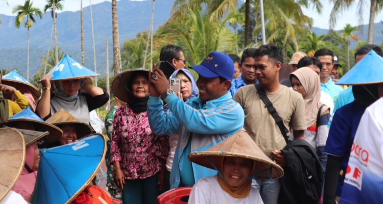 Bupati Lebong Kopli Ansori disambut Meriah oleh Masyarakat Desa Muning Agung sa'at Lounching MT-2