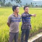 Afrildo kades Talang LIak II (kiri) bersama Kadisperkan Lebong Hedi Perindo