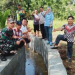 Tim Monev Kecamatan BIngin Kuning yang Dipimpin oleh Camat Bingin Kuning Meika Riska S.Si sa'at periksa pembangunan Irigasi di desa Bukit Nibung