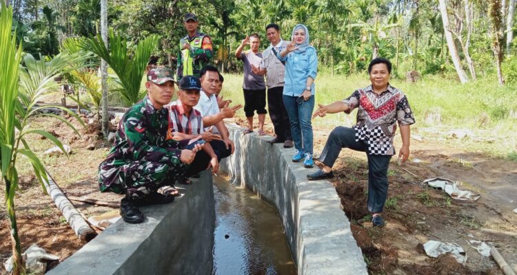 Tim Monev Kecamatan BIngin Kuning yang Dipimpin oleh Camat Bingin Kuning Meika Riska S.Si sa'at periksa pembangunan Irigasi di desa Bukit Nibung