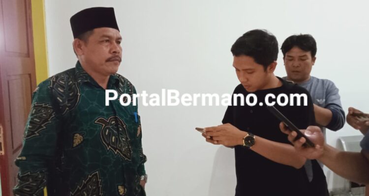 Diretur PDAM Lebong Sa'at memberikan keterangan kepada awak Media