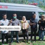 TIM PSC 119 Lebong bersama Camat Bingin Kuning Meika Riska dan perangkat desa sa'at mengantar pulang Kahek (70) ke kediamannya