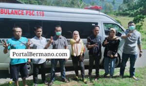 TIM PSC 119 Lebong bersama Camat Bingin Kuning Meika Riska dan perangkat desa sa'at mengantar pulang Kahek (70) ke kediamannya