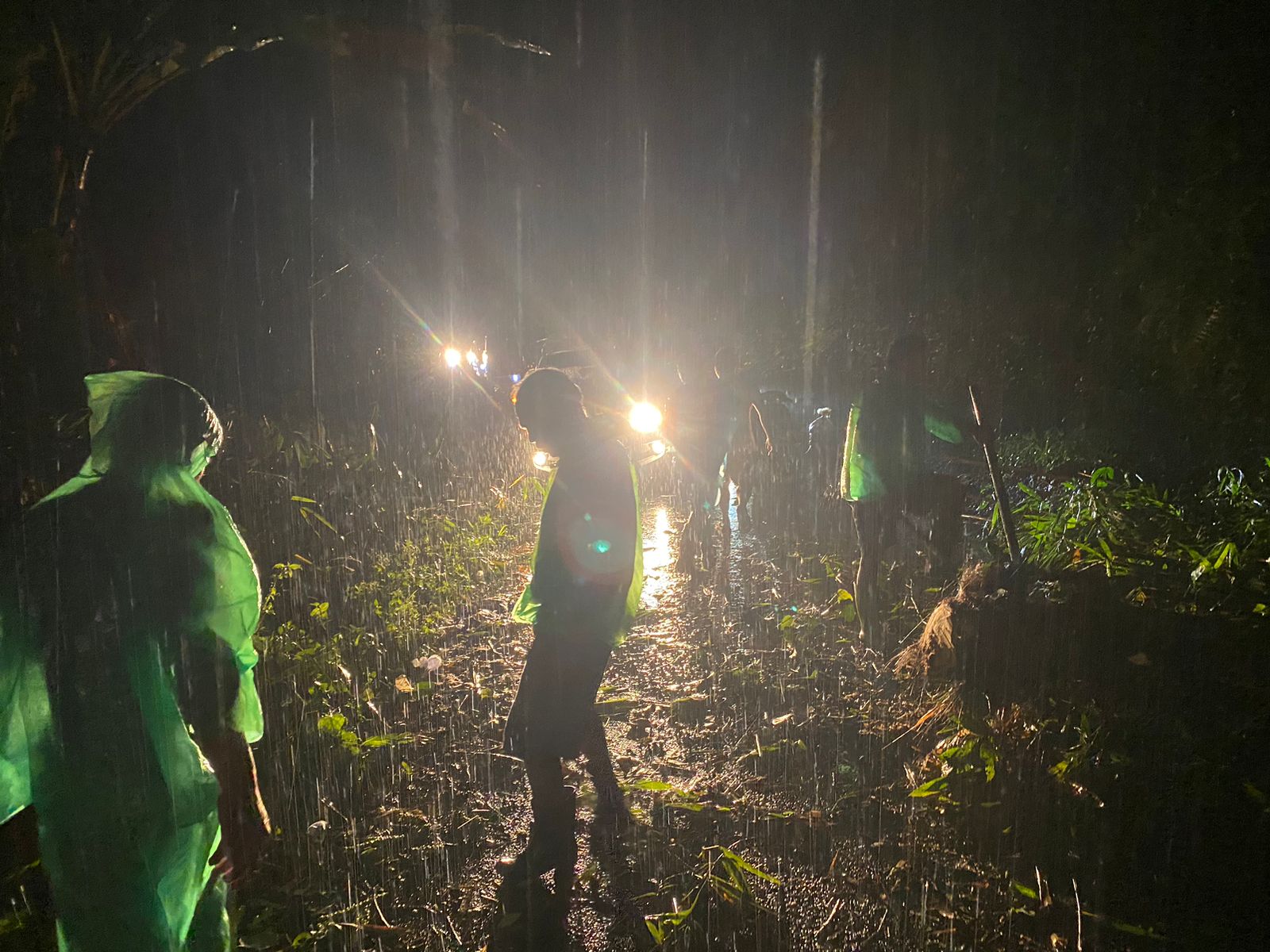 Personil Polsek Rimbo pengadang bersama koramil setempat secara manual membersihkan badan jalan akibat longsor