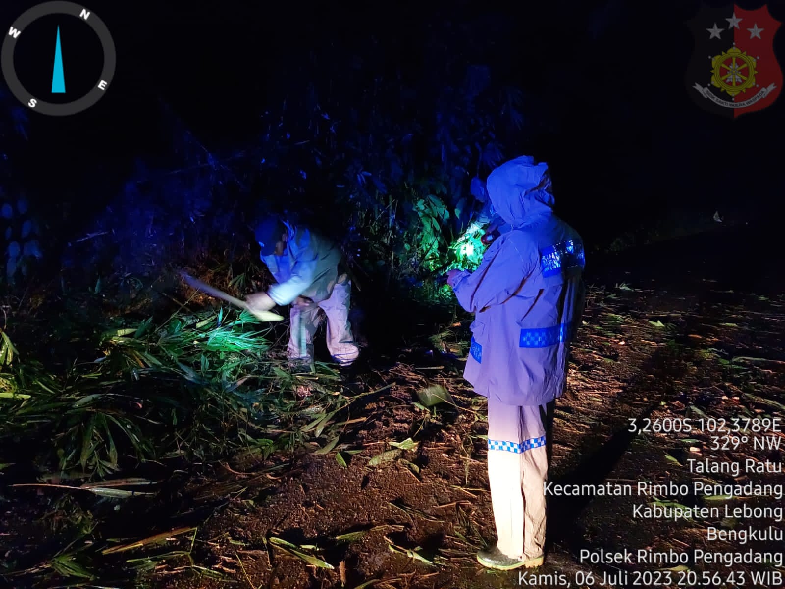 Personil Polsek Rimbo pengadang bersama koramil setempat secara manual membersihkan badan jalan akibat longsor