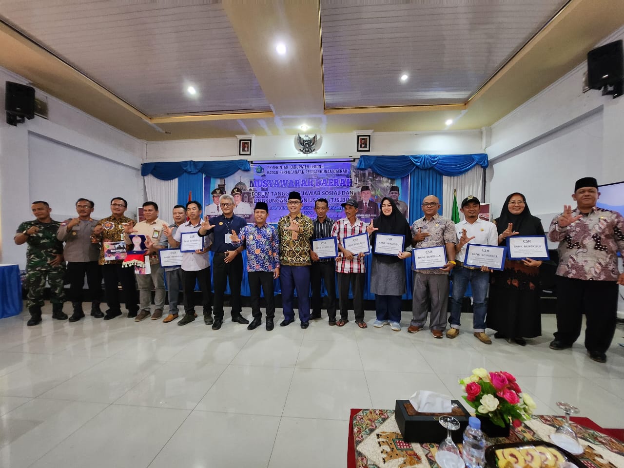 Regent of Lebong Kopli Ansori Fhoto with recipients of CSR assistance from Bank Bengkulu Mauara Aman Branch