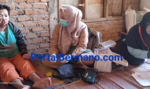 Elva Sartika sa'at diperiksa kesehatan dan di-Verifikasi data Oleh petugas sosial