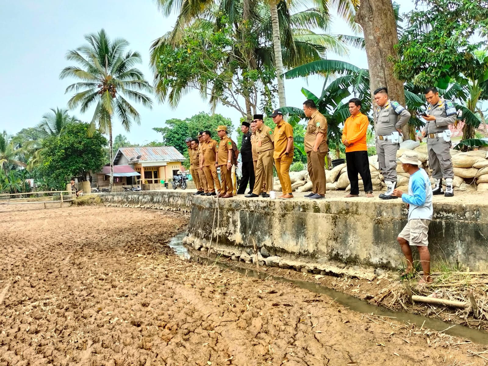 Kopli Ansori bersama jajaran Pemkab Lebong Dilokasi MT3 Desa Muara Ketayu 1