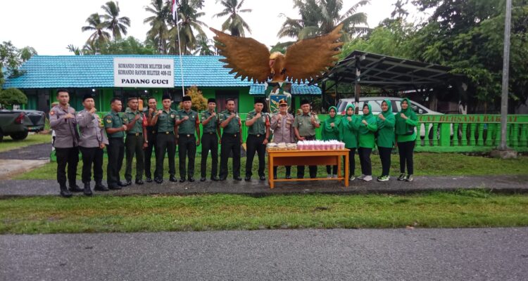 Letda Inf Haryanto Aswandi Dan anggota Berbagi Takjil Ramadhan
