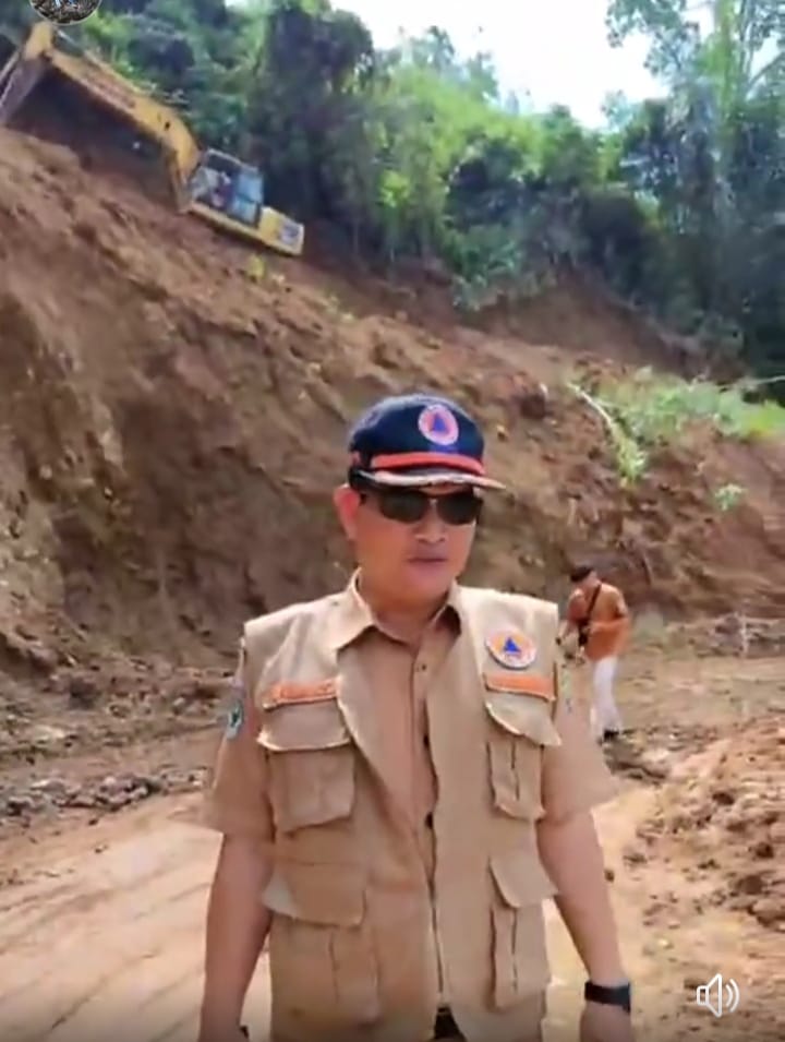 Fhoto : Herwan Antoni Kalaks BPBD Provinsi Bengkulu di lokasi Longsor  desa Talang Ratu Lebong