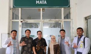 Evan Marta SKM kedua dari Kiri bersama kadinkes Lebong Rachman bersama Pengurus PERDAMI SUMSEL