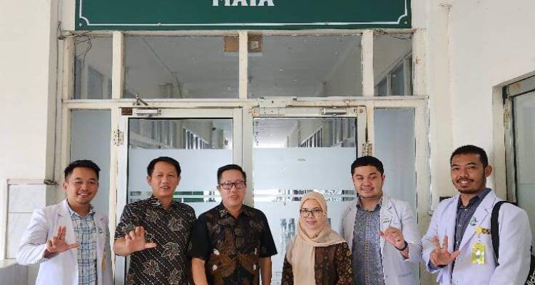 Evan Marta SKM kedua dari Kiri bersama kadinkes Lebong Rachman bersama Pengurus PERDAMI SUMSEL