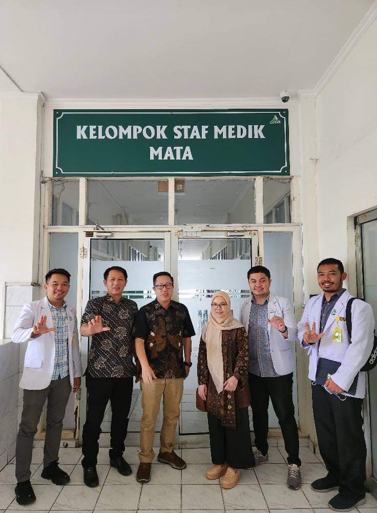 Evan Marta SKM kedua dari Kiri bersama kadinkes Lebong Rachman bersama Pengurus PERDAMI SUMSEL