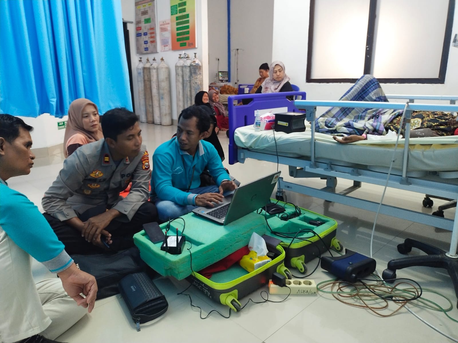 Kapolsek Rimbo Pengadang IPTU Amir Lukman Hakim bersama petugas Dukcapil sa'at menggali data kependudukan lansia terlantar di Lebong