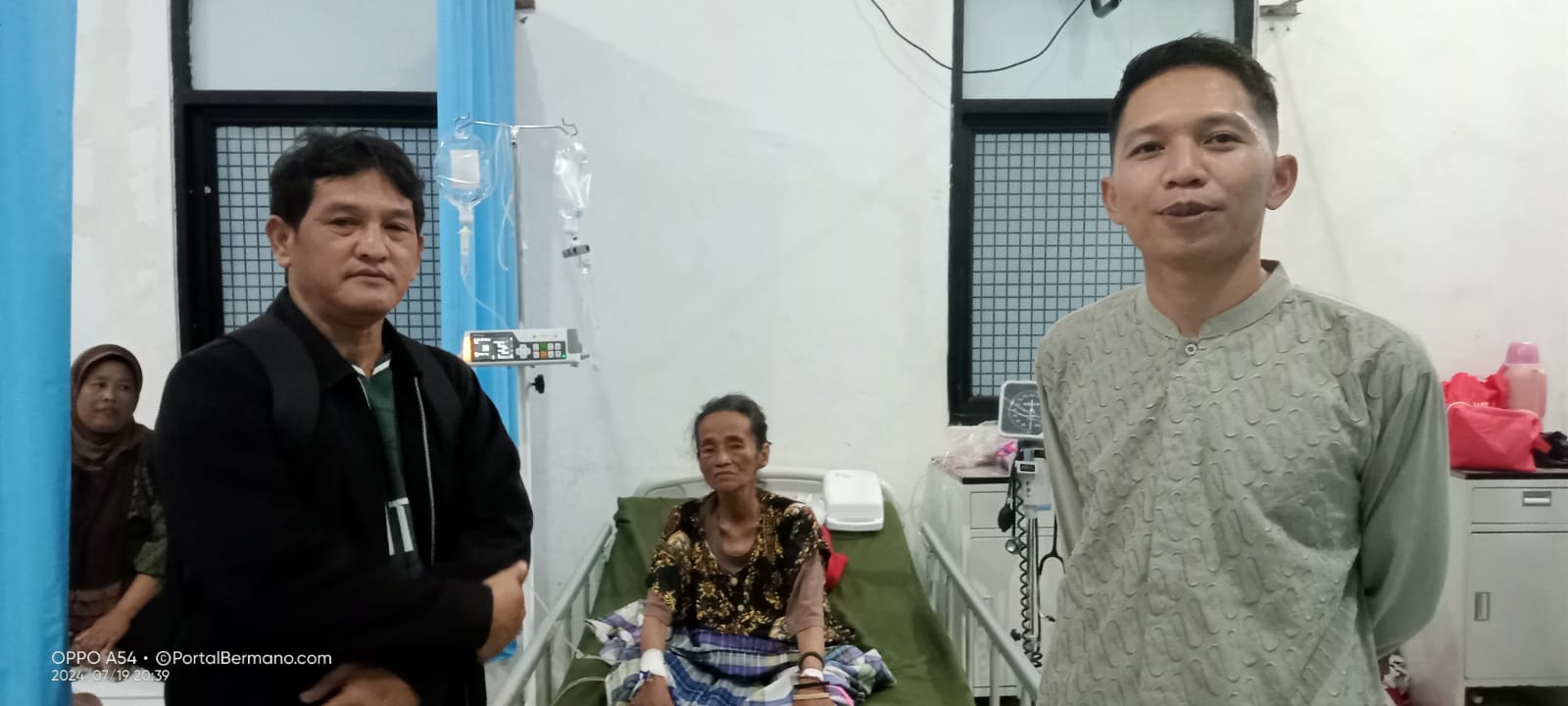 Kasubag Perencanaan Rsud Lebong Ns.,Bobby Prima (kanan), Kasi Penunjang Non Medik Indra (kiri) Lansia Terlantar (tengah) 